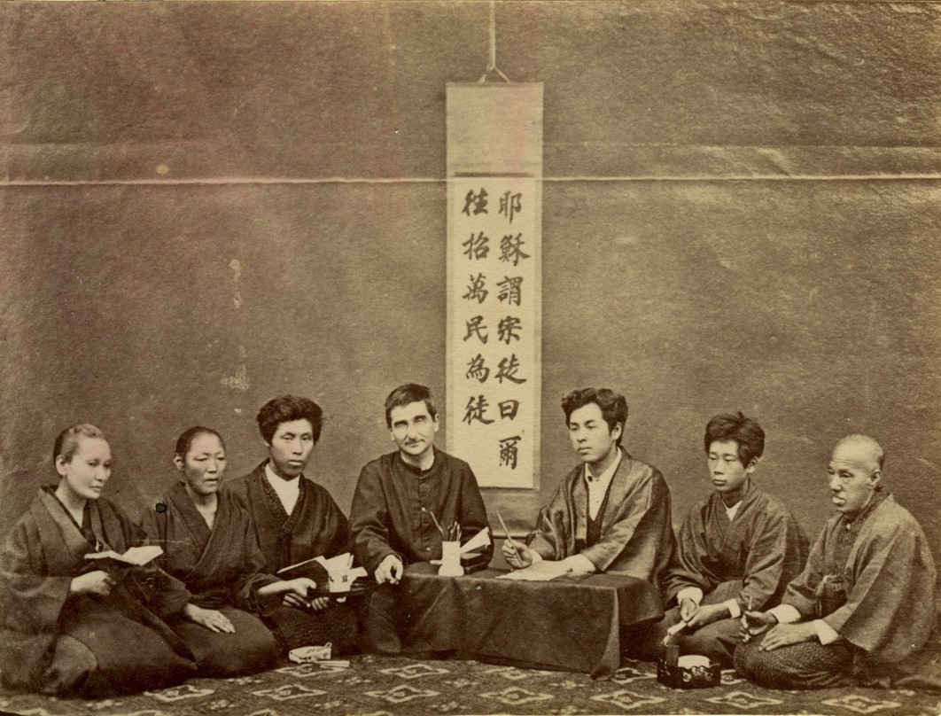 le Père Aimé Villion entouré de catholiques japonais, vers 1890 (Vicariat du Japon central)" (Institut de recherche France-Asie)